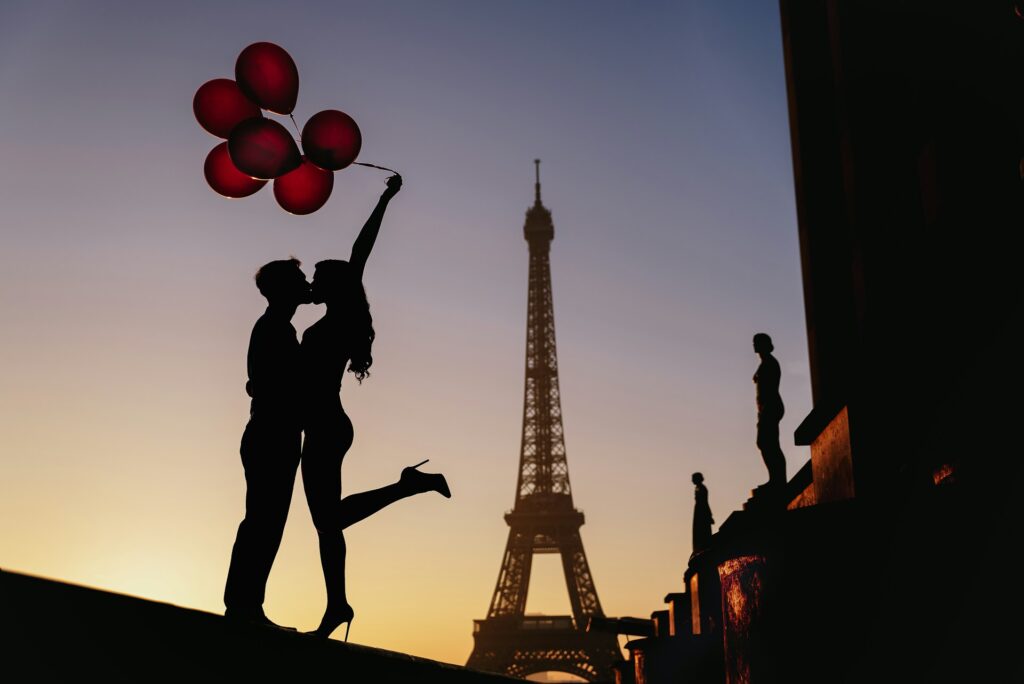 Silhouette of a couple in Paris with red balloons